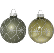 Zwei grüne Christbaumkugeln aus Glas mit silbernem Glitzermuster aus Schneeflocken und Rauten, eine matt und eine glänzend.