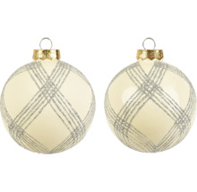 Zwei cremefarbene Weihnachtskugeln aus Glas mit silbernem Glitzermuster und goldener Aufhängung.