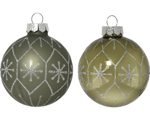 Weihnachtskugeln aus Glas mit silbernem Glitzermuster und Schneeflocken, mattes und glänzendes Grün.
