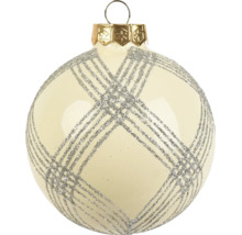 Cremefarbene Weihnachtskugel aus Glas mit silbernem Glitzer-Gittermuster und goldfarbenem Aufhänger.