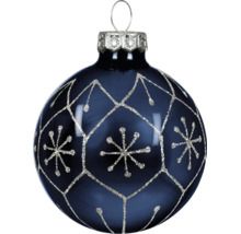 Glänzende dunkelblaue Weihnachtskugel aus Glas mit silbernem Glitzermuster aus Schneeflocken und geometrischen Linien.