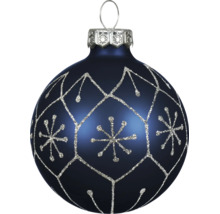 Blaue Christbaumkugel mit silbernem Glitzermuster und Schneeflocken.