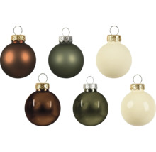 Sechsteiliges Set Weihnachtskugeln in matten und glänzenden Ausführungen, in den Farben Braun, Grün und Creme mit Metallaufhängung.