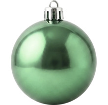 Glänzende grüne Weihnachtskugel mit silberner Aufhängung