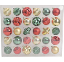 Weihnachtsbaumschmuck-Set 30 teilig mit Kugeln und verschiedenen Formen in Rot, Gold und Grün, Oberflächen glänzend, matt und strukturiert.