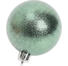 Grüne Christbaumkugel mit strukturierter Oberfläche und silberner Aufhängung.