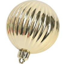 Goldene Weihnachtskugel aus Kunststoff mit Rillenstruktur und Aufhänger.