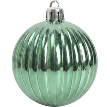 Gerippte Weihnachtskugel mit glänzender Oberfläche und silberner Aufhängung.
