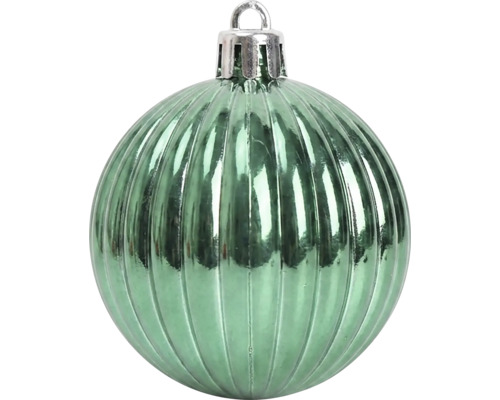 Gerippte Weihnachtskugel mit glänzender Oberfläche und silberner Aufhängung.