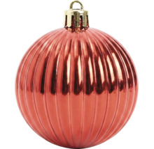 Glänzende rote Weihnachtskugel mit vertikalem Rippenmuster und goldener Aufhängung.