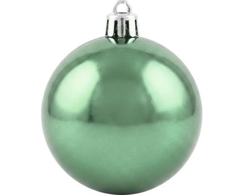 Glänzende grüne Weihnachtskugel mit silberner Aufhängung.