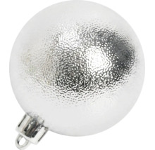 Silberne Weihnachtskugel mit strukturierter Oberfläche in Hammerschlag-Optik und Aufhänger.