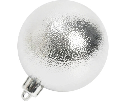 Silberne Weihnachtskugel mit strukturierter Oberfläche in Hammerschlag-Optik und Aufhänger.