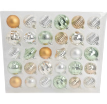 Set mit 30 Weihnachtsbaum-Anhängern, verschiedene Formen und Oberflächen wie matt, glänzend und strukturiert in Gold, Silber und Salbeigrün.