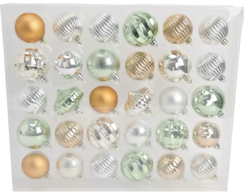 Set mit 30 Weihnachtsbaum-Anhängern, verschiedene Formen und Oberflächen wie matt, glänzend und strukturiert in Gold, Silber und Salbeigrün.