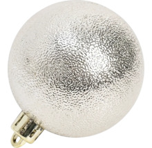 Silberne Weihnachtskugel aus Kunststoff in Hammerschlag-Optik mit Aufhängeöse.