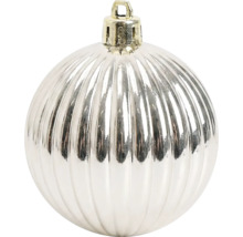 Geriffelte Weihnachtskugel aus Kunststoff in Silber mit goldfarbenem Aufhänger.
