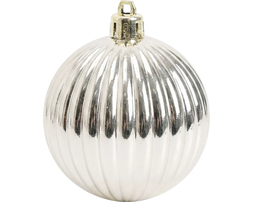 Geriffelte Weihnachtskugel aus Kunststoff in Silber mit goldfarbenem Aufhänger.