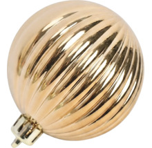 Goldene, geriffelte Weihnachtskugel mit glänzender Oberfläche.
