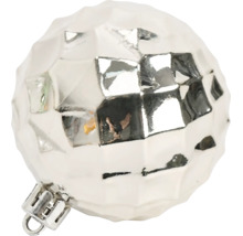 Silberfarbene, facettierte Christbaumkugel mit metallischer Oberfläche und Aufhängeöse.