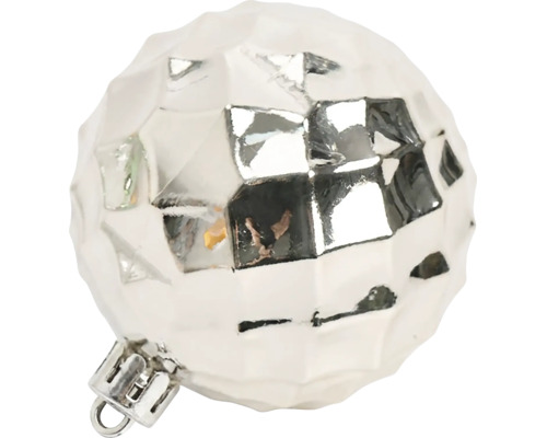 Silberfarbene, facettierte Christbaumkugel mit metallischer Oberfläche und Aufhängeöse.