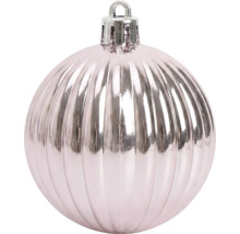 Glänzende, gerippte Christbaumkugel in Rosa mit silberner Aufhängung.
