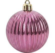 Pinke Christbaumkugel mit vertikaler Rillenstruktur und glänzender Oberfläche.