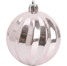 Geriffelte, glänzende rosa Christbaumkugel mit silberner Kappe.