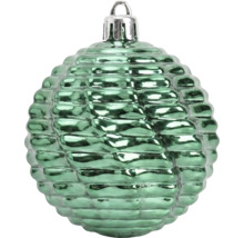 Grüne Christbaumkugel aus Glas mit gerippter Oberflächenstruktur und silbernem Aufhänger.