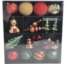 Set mit roten, goldenen und grünen Christbaumkugeln und Christbaumschmuck wie Bär, Tannenbaum, Blatt und Glocke in einer Box.