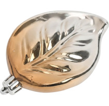 Christbaumschmuck in Blattform aus Glas mit glänzender Oberfläche.