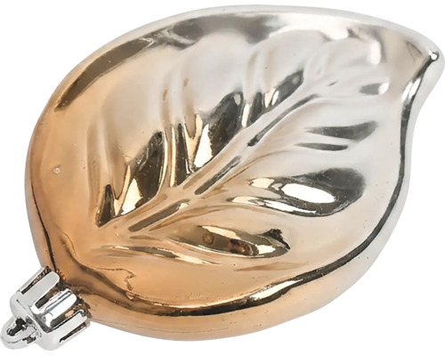 Christbaumschmuck in Blattform aus Glas mit glänzender Oberfläche.