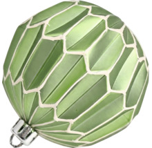 Grüne Christbaumkugel mit facettiertem geometrischem Muster und weißen Linien.