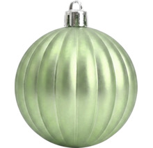 Geriffelte grüne Christbaumkugel mit silberner Kappe und Aufhänger.