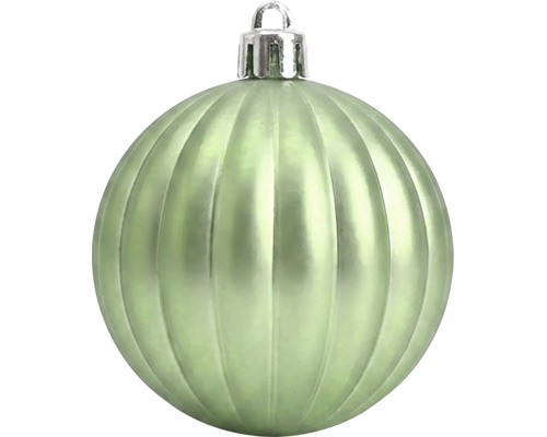 Geriffelte grüne Christbaumkugel mit silberner Kappe und Aufhänger.