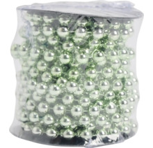 Perlenkette auf Rolle für die Weihnachtsdekoration.