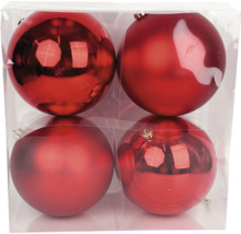 Vier rote Weihnachtskugeln in einer transparenten Verpackung, zwei glänzend und zwei matt.