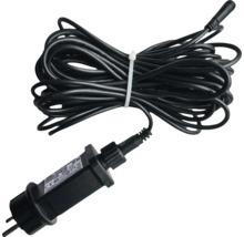 Schwarzes Verlängerungskabel mit Netzadapter für die Außenbeleuchtung, aufgerollt und fixiert.