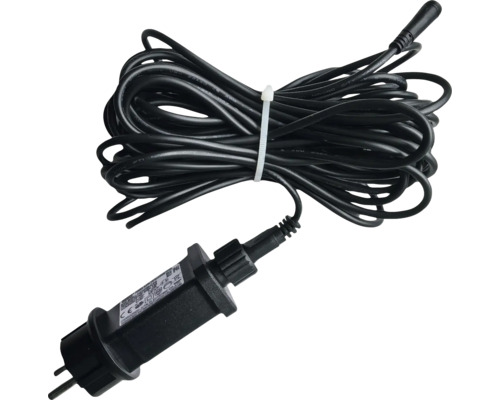 Schwarzes Verlängerungskabel mit Netzadapter für die Außenbeleuchtung, aufgerollt und fixiert.