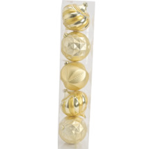 Set aus fünf goldfarbenen Weihnachtskugeln mit verschiedenen Oberflächenstrukturen wie gerippt, facettiert und mit Blattmotiv, in transparenter Box.