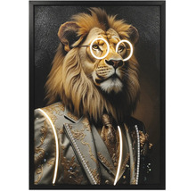 Gerahmtes Wandbild mit einem Porträt eines Löwen im verzierten Anzug mit leuchtender LED-Brille und Lichtakzenten.