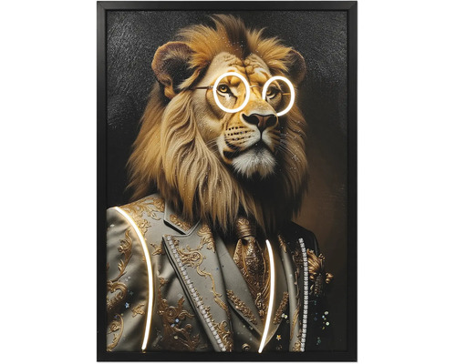 Gerahmtes Wandbild mit einem Porträt eines Löwen im verzierten Anzug mit leuchtender LED-Brille und Lichtakzenten.