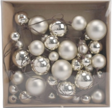 Christbaumkugeln aus Glas in verschiedenen Größen, glänzend und matt, in einer Schachtel.