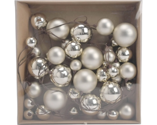 Christbaumkugeln aus Glas in verschiedenen Größen, glänzend und matt, in einer Schachtel.