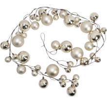 Weihnachts-Perlenkette mit cremefarbenen und silbernen Kugeln in Matt und Glanz auf braunem Draht.