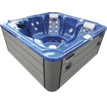 Quadratischer Außenwhirlpool mit blauem Acryl-Innenbecken, Massagedüsen, Nackenstützen und grauer Außenverkleidung in Holzoptik.