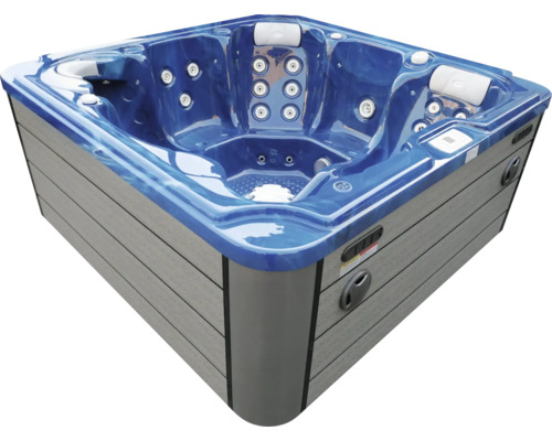 Quadratischer Außenwhirlpool mit blauem Acryl-Innenbecken, Massagedüsen, Nackenstützen und grauer Außenverkleidung in Holzoptik.