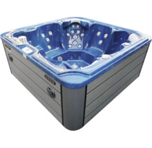 Quadratischer Außenwhirlpool mit grauer Verkleidung in Holzoptik, blauer Wanne, Kopfstützen und zahlreichen Massagedüsen.
