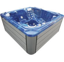 Quadratischer Außenwhirlpool mit grauer Verkleidung, blauer Acrylwanne, Massagedüsen und Kopfstützen.