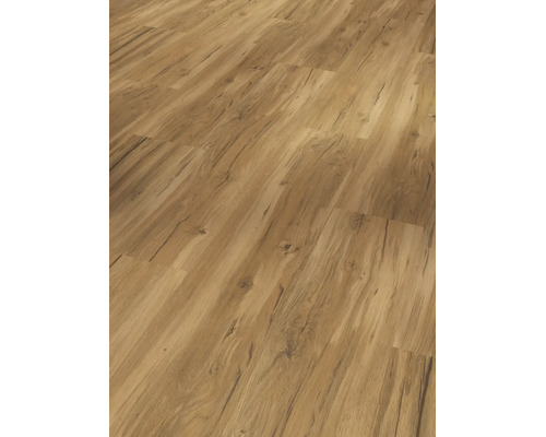 Verlegter Laminatboden in Eichenoptik mit markanter Maserung und Astlöchern.
